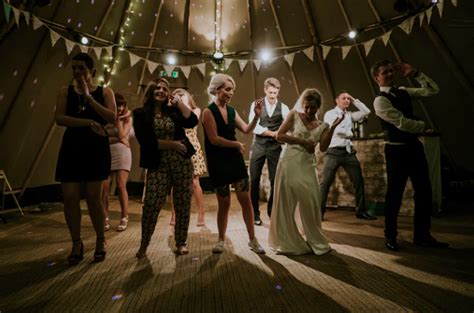 how to slow dance at a wedding: the art of timing and communication