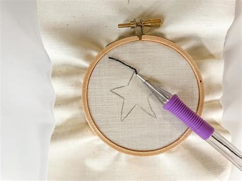 What Kind of Needle for Embroidery: A Detailed Exploration of the Craft and its Tools